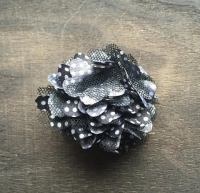 Haarspeldje bloem zwart met witte stippen