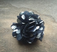 Haarspeldje bloem zwart met witte stippen medium
