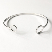 Zilverkleurige metalen cirkel armband